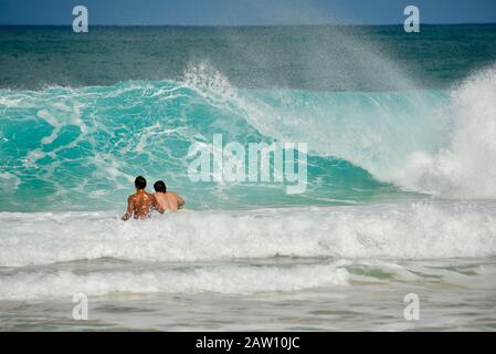 Surfers padding out to world-renowned crashing, barreling curved turquoise  waves in Banzai Pipeline on North Shore, Oahu island, Haleiwa, Hawaii, USA  Stock Photo - Alamy