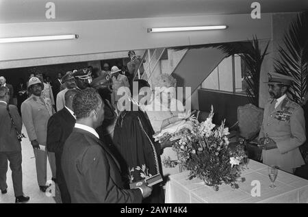 State Visit royal family to Ethiopia  Reception at City Hall in Addis Ababa; Queen Juliana is ereburgeres Date: January 27, 1969 Location: Addis Ababa, Ethiopia Keywords: queens, state visits, town halls Person Name: Juliana, queen Stock Photo