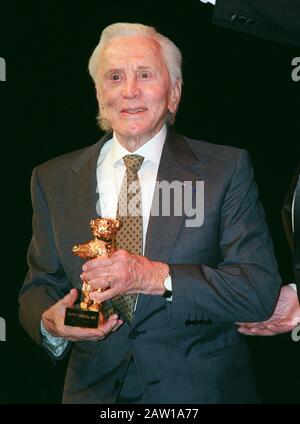 Hollywood legend Kirk Douglas is happy about his Golden Baren on February 16, 2001 in Berlin. The actor had received the honorary award of the International Film Festival for his life's work. The award was presented to him at a gala screening of his anti-war film «Ways to Fame» by Stanley Kubrick from 1957 in the Berlinale Palast. Douglas achieved world fame with films such as 'Spartacus' and 'Vincent van Gogh'. Previously, the 84-year-old actor, father of actor Michael Douglas, had entered the city's guest book in the Berlin City Hall. | usage worldwide Stock Photo