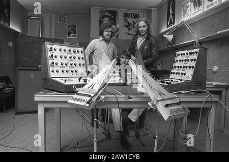 Mission Haagsche Courant, electronic studio Prinseneiland Date: November 25, 1971 Keywords: studios Person Name: Haagsche Courant Stock Photo