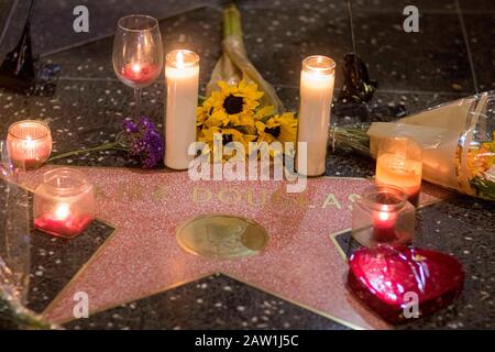 Los Angeles, USA. 05th Feb, 2020. Hollywood mourns the death of Kirk Douglas at his star on the Hollywood Walk of Fame at 6253 Hollywood Boulevard in Los Angeles, California, USA, on 05 February 2020. | usage worldwide Stock Photo