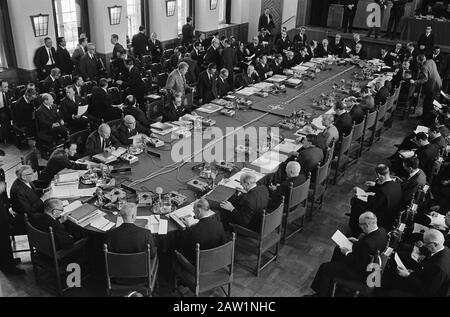 Opening NATO conference in The Hague, charts Date: May 12, 1964 Location: The Hague, South Holland Keywords: REVIEWS, Openings Institution Name: NATO