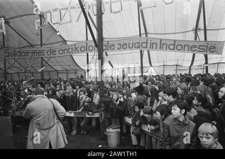 Demonstrative parade in Amsterdam of the Communist Party  Performance of a band in a tent at the Jan van Galenstraat Date: March 27, 1971 Location: Amsterdam, Noord-Holland Keywords: demonstrations, bands, banners, tents Institution Name: CPN Stock Photo