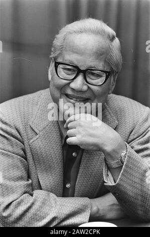 Press conference in Amsterdam Hilton i.v.m. The Amsterdam Kill movie. The Chinese-American actor Keye Luke Annotation: Working Title film was Sudden Death Date: October 1, 1976 Location: Amsterdam, Noord-Holland Keywords: actors, movies, movie stars, press conferences, portraits Person Name: Luke Keye Stock Photo