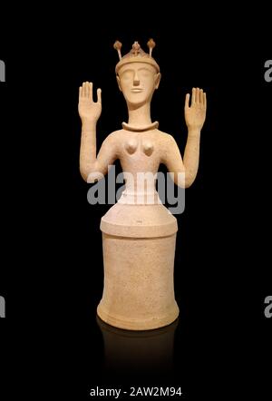 Statue de la déesse en terre cuite Minoan Postpalatial aux bras levés,  sanctuaire Karphi 1200-1100 av. J.-C., Musée archéologique d'Héraklion,  fond gris. T Photo Stock - Alamy