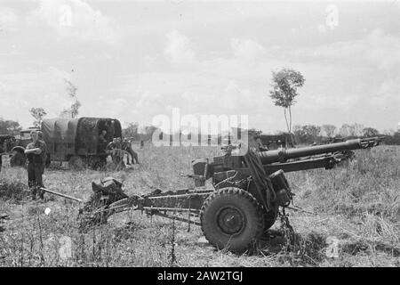 Krawang, Poerwakarta, Tjikampek  police action. Krawang-sectoer. [Part of a battery Field Artillery. An artillery piece, a 25-pounder, was drafted] Date: July 23, 1947 Location: Indonesia, Java, Dutch East Indies Stock Photo