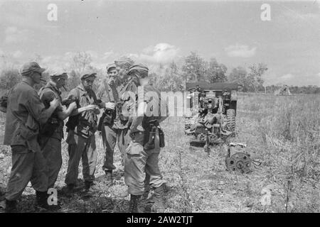 Krawang, Poerwakarta, Tjikampek  police action. Krawang-sectoer. [Part of a battery Field Artillery. An artillery piece, a 25-pounder, was drafted] Date: July 23, 1947 Location: Indonesia, Java, Dutch East Indies Stock Photo