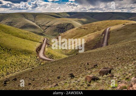 Highway OR-206 crossing hills around Six Mile Canyon at Umatilla Plateau, part of Columbia Plateau, east of Condon, Oregon, USA Stock Photo