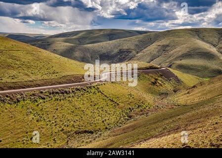 Highway OR-206 crossing hills around Six Mile Canyon at Umatilla Plateau, part of Columbia Plateau, east of Condon, Oregon, USA Stock Photo