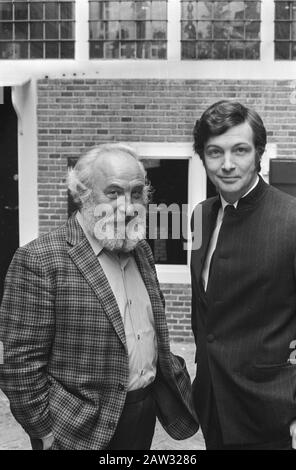 Premiere of the musical A Funny Thing Happened on the Way to the Forum on October 16, left protagonist Lex Goudsmit, right producer J.A.W. Floyd Date: May 5, 1971 Keywords: actors, musicals, producers Person Name: Floyd, JAW, Goudsmit, Lex Institution Name: Ajax, Sparta Stock Photo