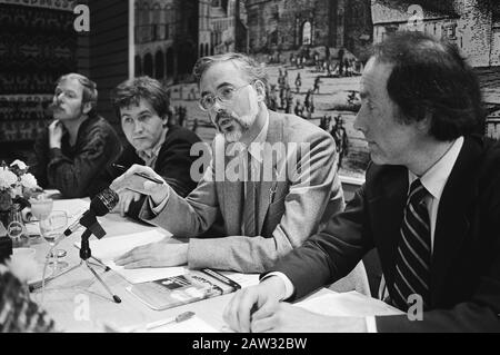 Presentation of the book The fatal epidemic doctors about the consequences of a particular nuclear war. Chivion, Verhegge Algra and Anne Baermans Date: April 8, 1982 Keywords: books, presentations Person Name: Algra, VERHEGGEN Stock Photo