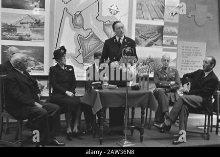 HIE [Holland in England] / Anefo London Series  Prince Bernhard gives a speech at the opening of the Dutch exhibition in Belfast. From left to right. Lidth the Jeude, Minister of War, the Duchess of Abercorn, wife of the governor of Northern Ireland, Prince Bernhard, the former Raven Phaff, superintendent of the Dutch armed forces, Sir Basil Brook, Prime Minister of Northern Ireland Date: May 1943 Location Belfast, United Kingdom Keywords: Netherlands, holes, princes, exhibitions, WWII Person Name: Abercorn, Duchess of, Bernhard (prince Netherlands), Brooke, Basil, Lidth the Jeude, , Phaff, HJ Stock Photo