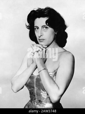 1958 , USA: The italian movie actress ANNA  MAGNANI ( 1908 - 1973 ) in Hollywood, pubblicity still for the movie WILD IS THE WIND ( Selvaggio è il ven Stock Photo