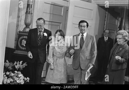 Prince Bernhard, Princess Christina, Jorge Guillermo and Queen Juliana present themselves to the press Date: February 14, 1975 Keywords: queens, engagements Person Name: Bernhard (prince Netherlands) Christina, princess, Guillermo Jorge Juliana (queen Netherlands) Stock Photo
