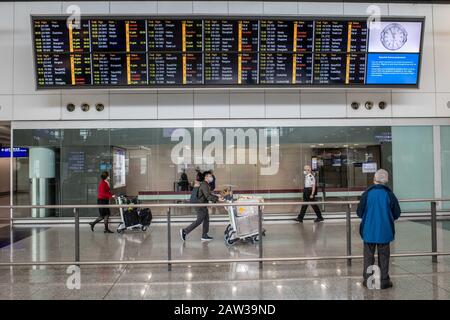 Hong Kong, China. 06th Feb, 2020. Passengers wearing surgical masks at the arrival terminal at the Hong Kong International Airport.Another day in Hong Kong during the corona virus outbreak. Community outbreak declared in the city: the government said all travellers from the mainland China, including Hong Kong residents would be placed on a mandatory 14-day quarantine as part of its escalated response to the contagion. Credit: SOPA Images Limited/Alamy Live News Stock Photo