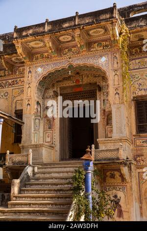 India, Rajasthan, Shekhawati, Mandawa, Seth Harmukhrai Sanehiram chokhani (Chowkhan, Chohhani) double haveli, steps up to ornately decorated entrance Stock Photo