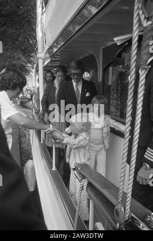 Prince Margriet and Pieter van Vollenhoven lived in Nieuwegein the official opening at the celebration 600 years old Sluis Date: September 6, 1975 Location: Nieuwegein Keywords: Openings, Celebrations person Name: Margriet, princess, Vollenhoven, Pieter van Stock Photo