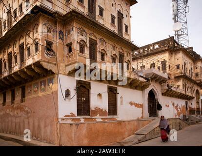 India, Rajasthan, Shekhawati, Mandawa, decorated haveli with jettied upper floor and wooden window shutters, being restored as heritage hotel Stock Photo