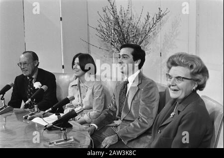 Princess Christina engaged with Jorge Guillermo; at Soestdijk during press conference Prince Bernhard, Princess Christina, Jorge Guillermo and HM Date: February 14, 1975 Location: Soestdijk Utrecht Keywords: queens, press conferences, engagements Person Name: Bernhard (prince Netherlands), Christina, princess, Guillermo Jorge Stock Photo