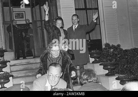 Princess Irene and Prince Don Carlos on the steps, Princess Irene and Don Carlos waving to the people, foreground Queen and Prince Bernhard Date: February 8, 1964 Keywords: platforms, queens Person Name: Bernhard (prince Netherlands), Carlos Hugo de Bourbon Parma (prince Spain), Irene (princess Netherlands), Juliana (queen Netherlands) Stock Photo