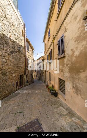 Ancient and characteristic medieval alley in Tuscany Stock Photo