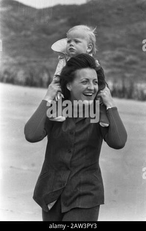 Princess Margriet with her husband and children on holiday in Schiermonnikoog, Margaret with son Bernhard neck Date: May 12, 1973 Location: Friesland, Schiermonnikoog Keywords: princes, princesses, holidays Person Name: Bernhard, prince, Margriet, princess Stock Photo