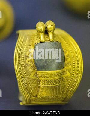 Egypt, Cairo, Egyptian Museum, a bracelet found in the treasure of Zagazig (Bubastis), in the Egyptian Delta. Gold and lapis-lazuli, with duck heads. Stock Photo