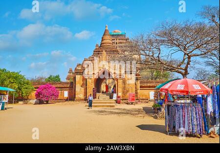 BAGAN, MYANMAR - FEBRUARY 25, 2018:  The market stalls at the gate of ancient Sulamani Temple, on February 25 in Bagan Stock Photo