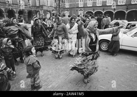 Protest Gypsies with their caravans on the Courtyard i Hague against ...