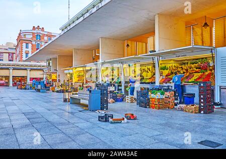 CADIZ, SPAIN - SEPTEMBER 20, 2019: The merchants lay out fresh fruits and vegetables on the counters of stalls of Mercado Central de Abastos (Central Stock Photo