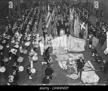 Queen Juliana and Prince Bernhard visited Den Bosch Date: September 6, 1949 Location: Den Bosch, Noord-Brabant Keywords: companies of flags Person Name: Bernhard, prince Juliana, queen Stock Photo