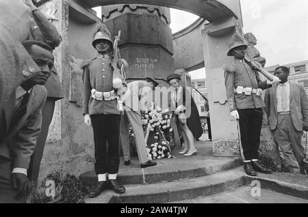 State Visit royal family to Ethiopia  Wreath laying by Queen Juliana and Prince Bernhard at the Victory Monument Date: January 27, 1969 Keywords: queens, the laying of wreaths, war monuments Person Name: Bernhard (prince Netherlands) Juliana (queen Netherlands) Stock Photo