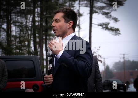 Democratic presidential candidate Pete Buttigieg arrives to an overflowing American Legion Post 98, and addresses his supporters in Merrimack. Stock Photo