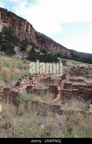 Part of the Tyuonyi ruins of the ancestral Pueblo peoples by the cliffs along the main loop trail in Frijoles Canyon at Bandelier National Monument ne Stock Photo