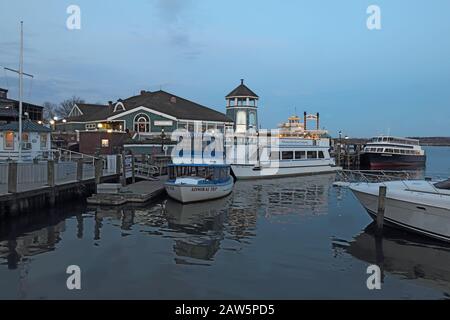 Boats and businesses at the waterfront of Alexandria, Virginia at sunset Stock Photo