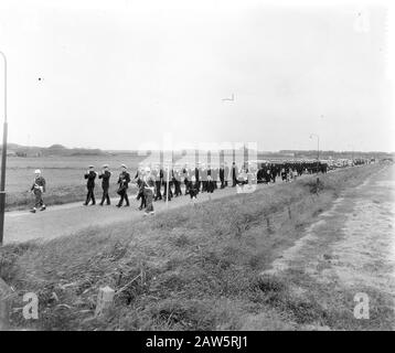 Military funeral skipper Jan Hendrik Simonis Daman Date: July 5, 1955 Location: Den Helder Keywords: funerals, boaters Name of Person: Jan Hendrik Simonis Stock Photo