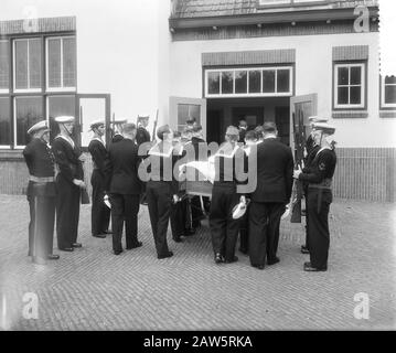 Military funeral skipper Jan Hendrik Simonis Daman Date: July 5, 1955 Location: Den Helder Keywords: funerals, boaters Name of Person: Jan Hendrik Simonis Stock Photo