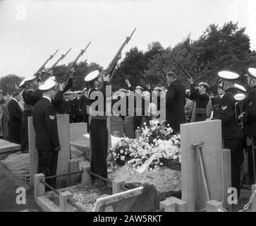 Military funeral skipper Jan Hendrik Simonis Daman Date: July 5, 1955 Location: Den Helder Keywords: funerals, boaters Name of Person: Jan Hendrik Simonis Stock Photo