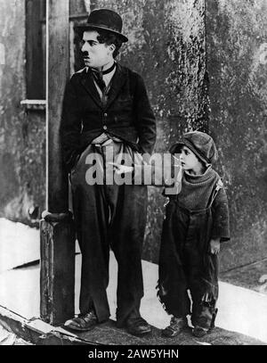 1921 , USA :  Thesilent movie actor and director CHARLES CHAPLIN ( 1889 - 1977 ) and JACKIE COOGAN ( 1914 -  1984 ) in THE KID ( 1921 - Il monello ) Stock Photo