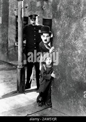 1921 , USA :  Thesilent movie actor and director CHARLES CHAPLIN ( 1889 - 1977 ) and JACKIE COOGAN ( 1914 -  1984 ) in THE KID ( 1921 - Il monello ) Stock Photo