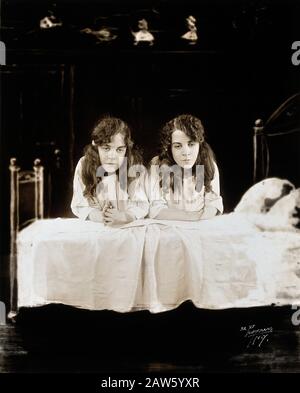 1927  ca , NEW YORK , USA : The  British-born conjoined twins sisters Daisy and Violet Hilton ( 1908 - 1969 ),   dressed for bed , kneeling to say the Stock Photo