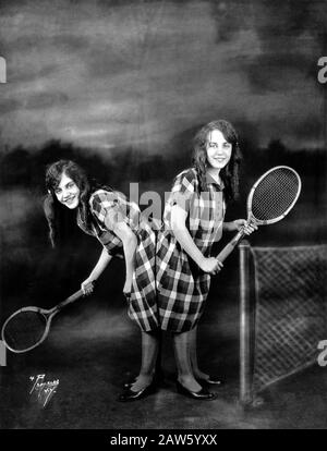 1927  ca , NEW YORK , USA : The  British-born conjoined twins sisters Daisy and Violet Hilton ( 1908 - 1969 ),  play tennis . Photo by Progress , New Stock Photo