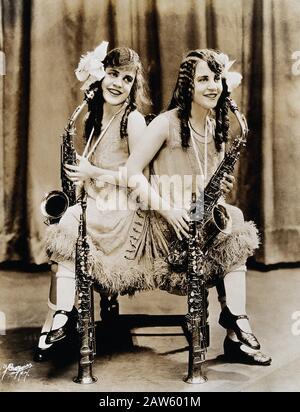 1927  ca , NEW YORK , USA : The  British-born conjoined twins sisters Daisy and Violet Hilton ( 1908 - 1969 ), with clarinets and saxophones . Photo b Stock Photo