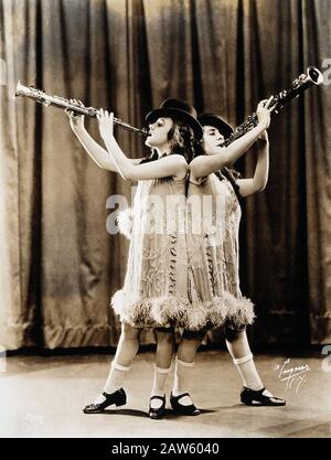 1927  ca , NEW YORK , USA : The  British-born conjoined twins sisters Daisy and Violet Hilton ( 1908 - 1969 ), with clarinets  . Photo by Progress , N Stock Photo