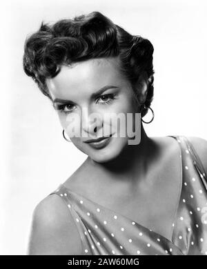 1953 , USA :  The movie actress JEAN PETERS  ( 1926 - 2000 ), pubblicity still . - FILM  - MOVIE - portrait - ritratto - CINEMA  - SMILE - SORRISO - F Stock Photo