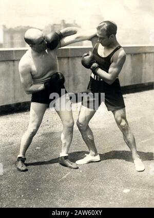 1926 , late July , NEW YORK , USA  : The silent screen movie actor RUDOLPH VALENTINO ( born Rodolfo Guglielmi , 1895 - 1926 ) boxing with FRANK O'NEIL Stock Photo