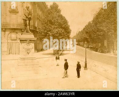 1890 ca , PARIS , FRANCE  : The monument of english  actor , poet and playwright dramatist  WILLIAM SHAKESPEARE ( 1564 - 1616 ) in PARIS on Boulevard Stock Photo