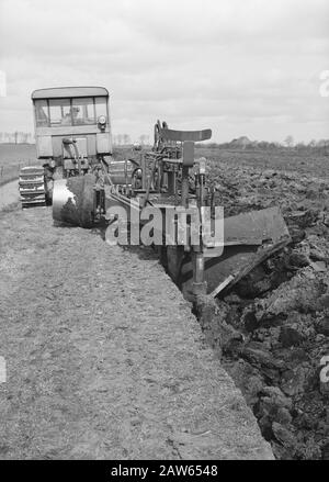 mining, soil, leveling, sanding, plowing, Shorter Zwaag Date: April 1956 Location: Shorter Zwaag Keywords: sanding, leveling, tillage, cultivation, plowing Stock Photo