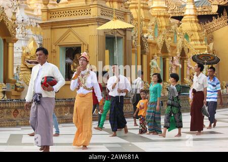 Burmese pilgrims at Shwedagon Pagoda complex Stock Photo