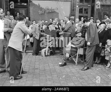 Maastricht. Shooting for the film Betrayed (working title: The true and the brave, with starring: Clark Gable, Lana Turner and Victor Mature). Clark Gable on the set date: September 28, 1953 Location: Maastricht Keywords: actors, movies, movie stars, recording Person Name: Clark Gable Stock Photo